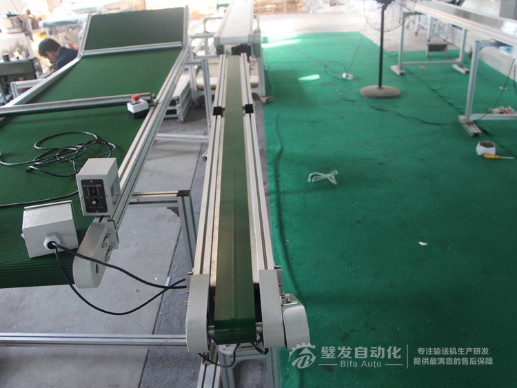 加防跑偏導(dǎo)條中間斷開小型非標(biāo)皮帶輸送機(jī)